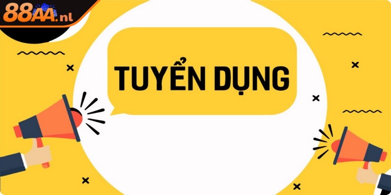 Chuyên viên phân tích dữ liệu theo dõi hành vi khách hàng